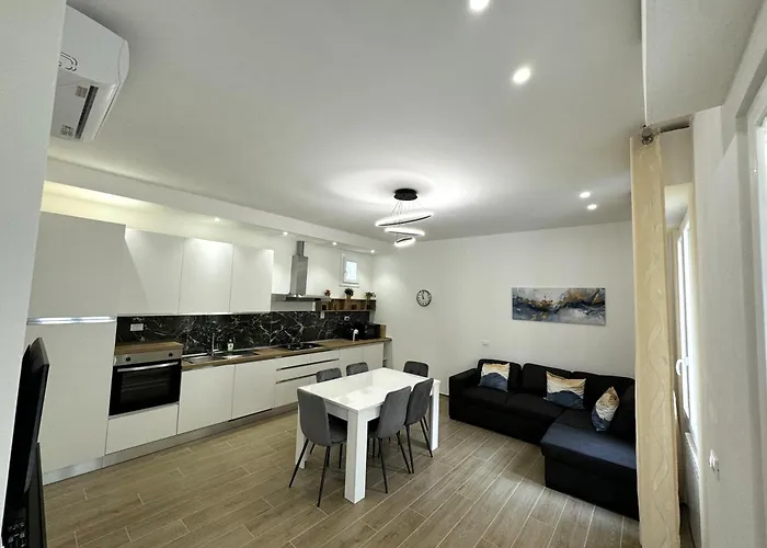 Florence Apt *